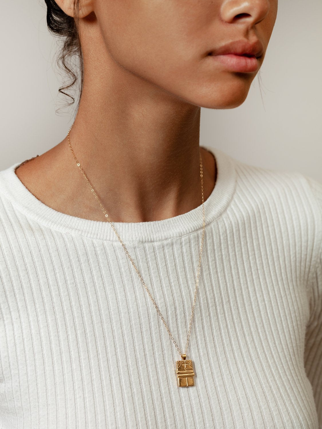 The Kiss Necklace in Gold