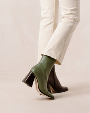 Shilo Boots in Olive/Brown