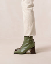 Shilo Boots in Olive/Brown