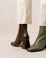 Shilo Boots in Olive/Brown