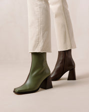 Shilo Boots in Olive/Brown