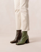 Shilo Boots in Olive/Brown