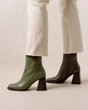Shilo Boots in Olive/Brown